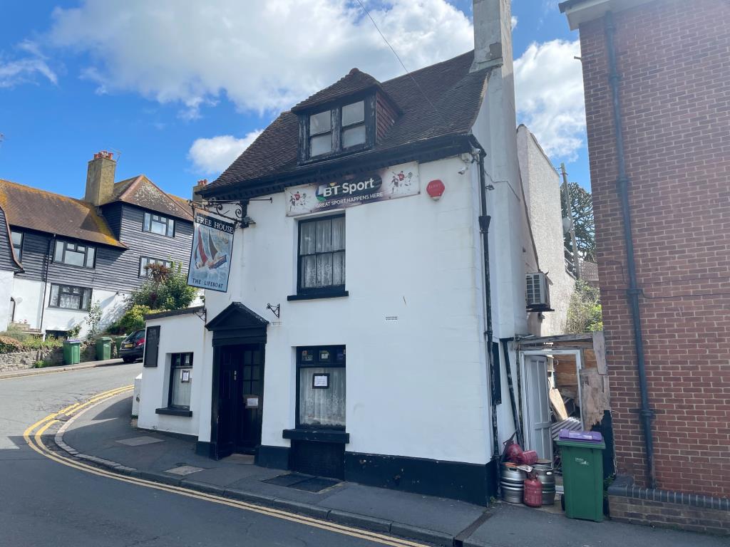 Lot: 77 - PERIOD PUBLIC HOUSE WITH ACCOMMODATION - front of property